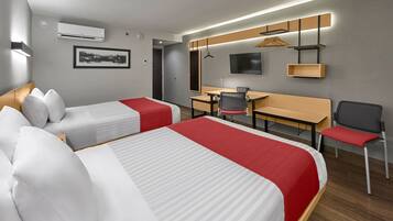 Escritorio, cortinas blackout y tabla de planchar con plancha