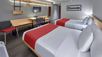 Escritorio, cortinas blackout y tabla de planchar con plancha