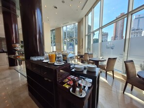 Desayuno buffet (USD 15 por persona) 