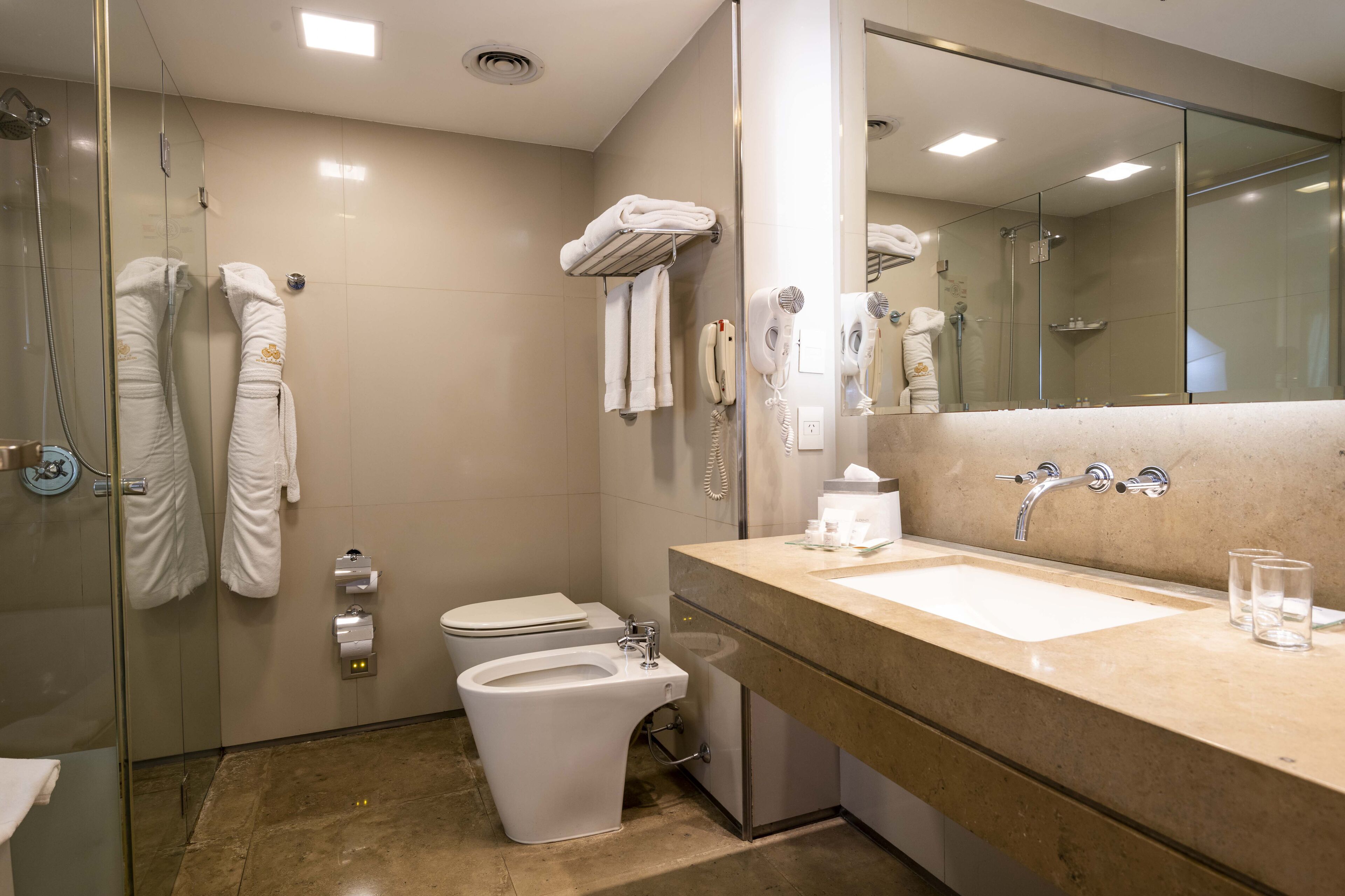 separate bathtub and shower, jetted bath, hydromassage showerhead