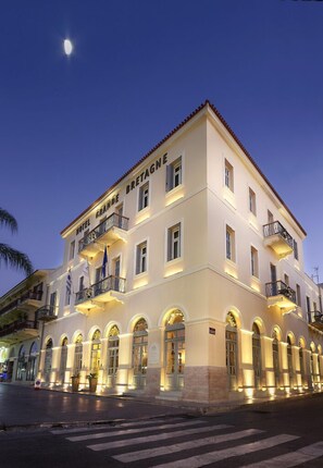 Vista frontal de la propiedad por la tarde o noche