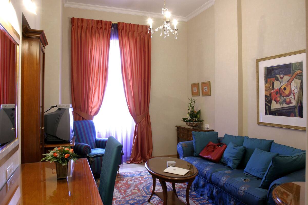 suite | living room | flat-screen tv