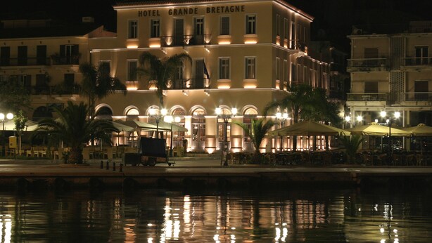 A hotel with a prominent sign reading "HOTEL GRANDE BRETAGNE." - Grande Bretagne (Nafplio)
