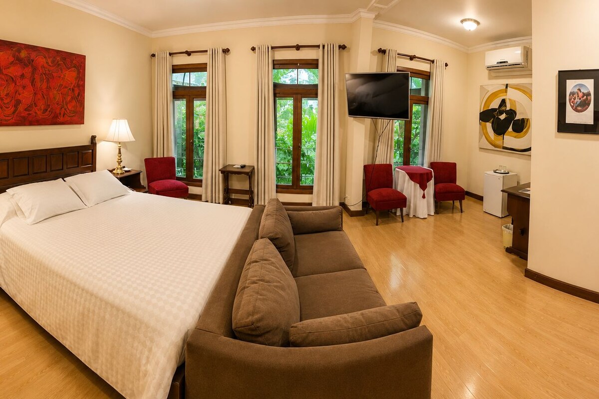 Suite | Minibar, desk, rollaway beds (surcharge), WiFi (free)