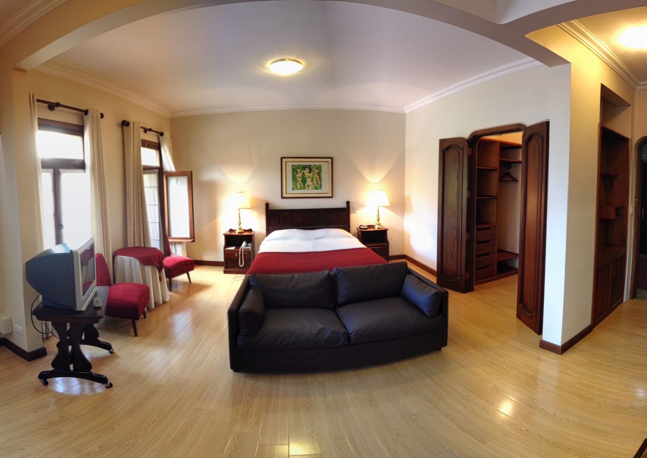 suite | minibar, desk, rollaway beds, free wifi