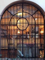 供应早餐、午餐和晚餐，地方菜