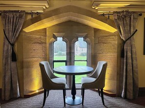 2 restaurants; lunch and dinner served - Peckforton Castle (Tarporley)