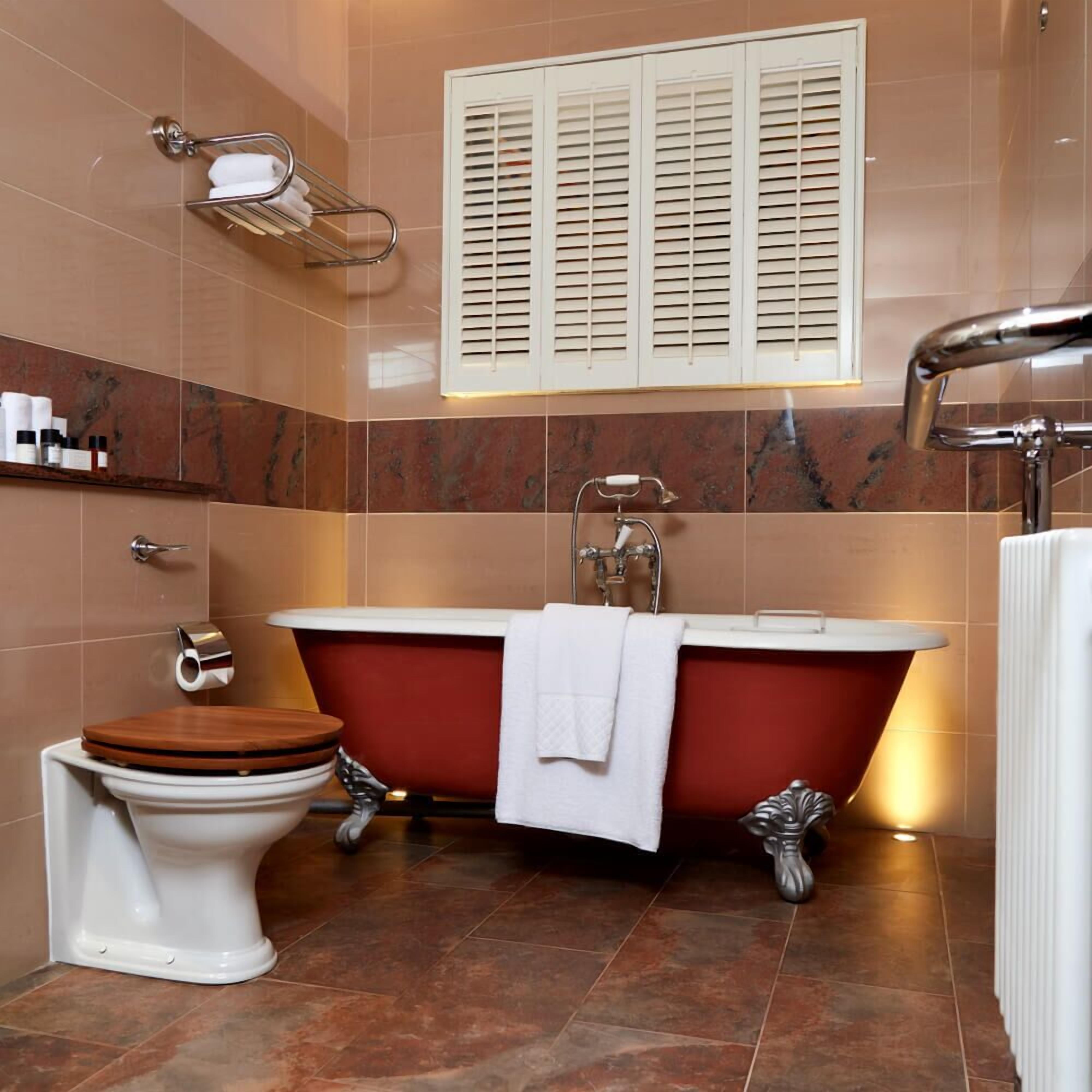 Un baño con inodoro, bañera y ducha.