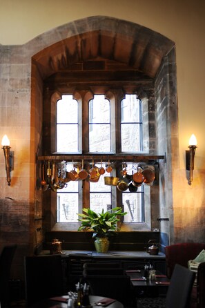 2 restaurants; lunch and dinner served - Peckforton Castle (Tarporley)