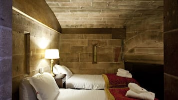 Habitación clásica con 2 camas individuales | Ropa de cama de alta calidad y escritorio
