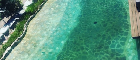 Una piscina al aire libre de temporada