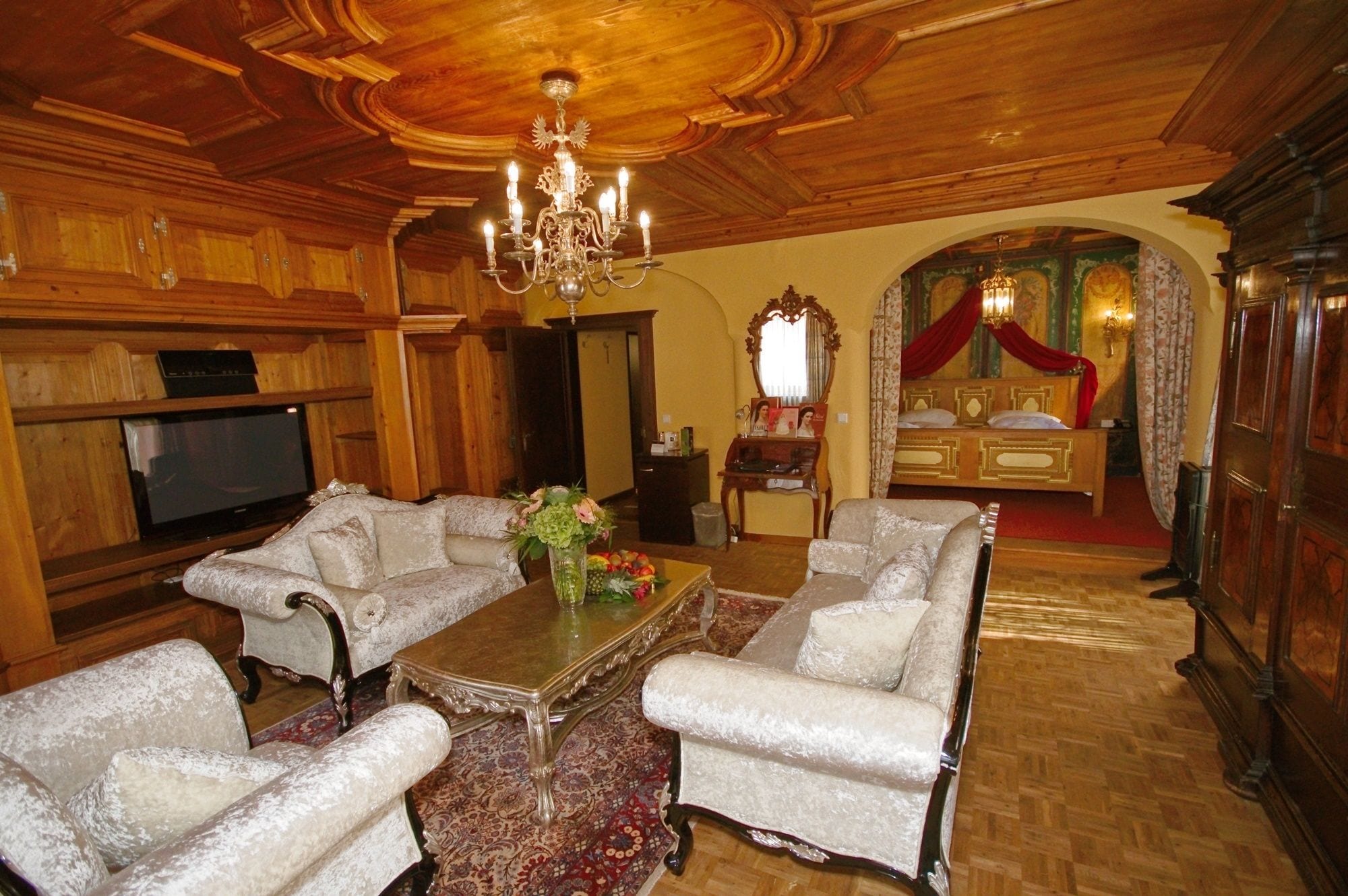 senior suite | hypo-allergenic bedding, minibar, in-room safe, desk