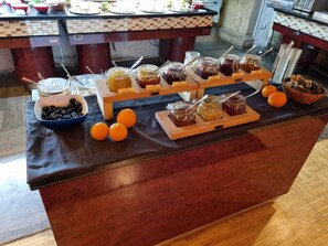 Bữa sáng buffet hàng ngày với phụ phí nhỏ 