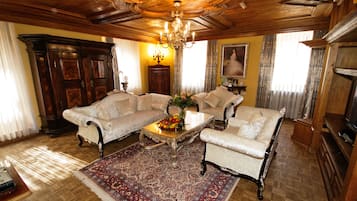 Senior-Suite | Allergikerbettwaren, Minibar, Zimmersafe, Schreibtisch