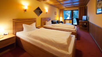 Tvåbäddsrum | Allergitestade sängkläder, minibar och värdeförvaringsskåp på rummet