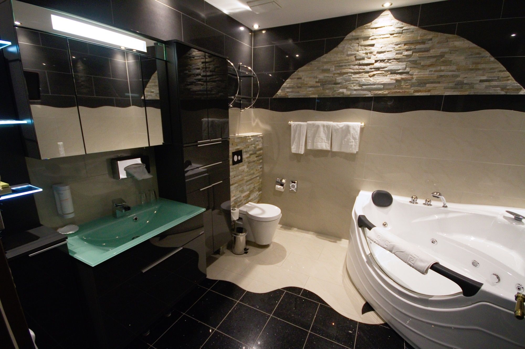 senior suite | bathroom | hair dryer, bathrobes, slippers, towels