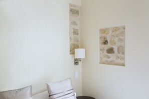 Safe på rommet, individuelt dekorert, individuelt innredet og skrivebord