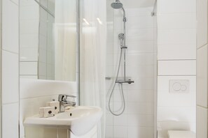 Standard Double Room | Bathroom | Free toiletries, hair dryer, towels, soap - Lion d'Or Paris Hotel (Paris)