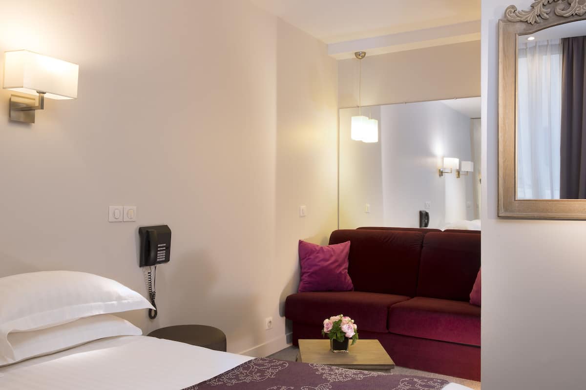 Suite junior | Caja de seguridad en la habitación y decoración personalizada