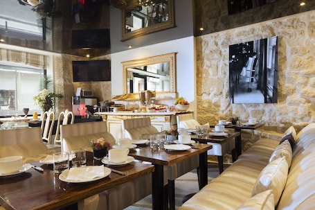 Dining. Lion d'Or Paris Hotel