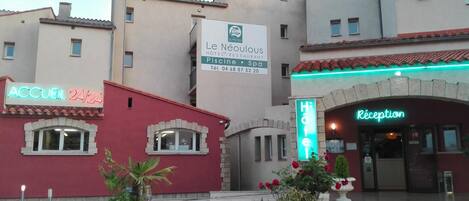 Un hotel con recepción, spa y restaurante.