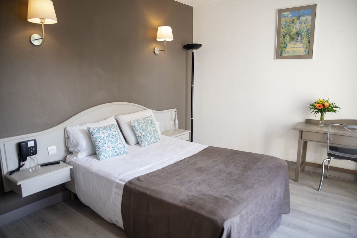 Superior Double Room | Desk, soundproofing, rollaway beds, free WiFi