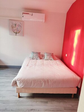 Desk, soundproofing, rollaway beds, free WiFi