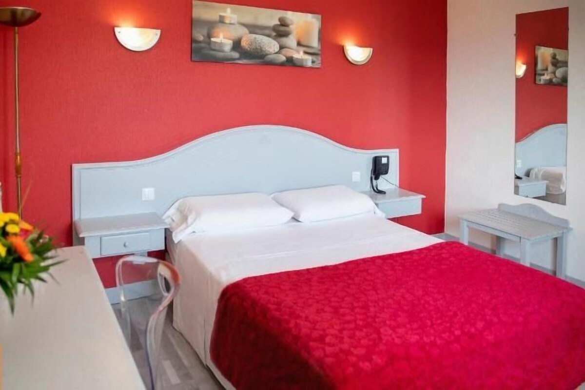 Desk, soundproofing, rollaway beds (surcharge), WiFi (free)
