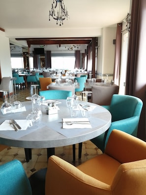 Lunch, dinner served; French cuisine, al fresco dining  - Le Néoulous (Le Boulou)