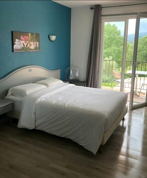 Desk, soundproofing, rollaway beds, free WiFi - Le Néoulous (Le Boulou)