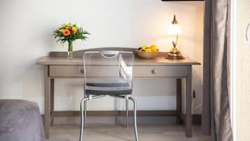 Een bureau, geluiddichte muren, extra bedden, gratis wifi
