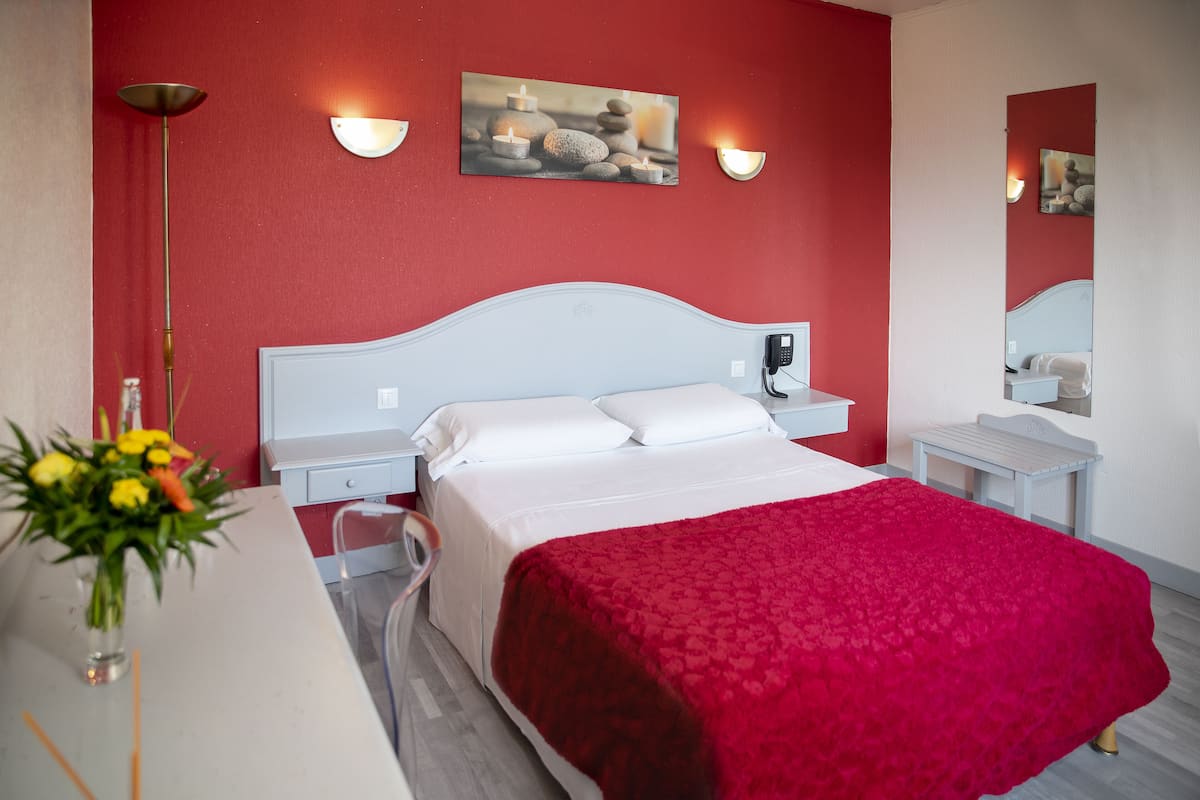 Desk, soundproofing, rollaway beds, free WiFi