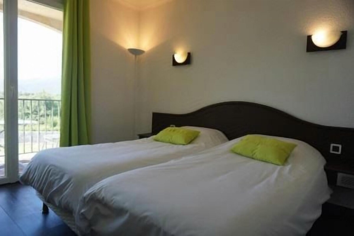 Desk, soundproofing, rollaway beds (surcharge), WiFi (free)
