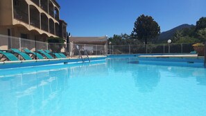 Outdoor pool, sun loungers - Le Néoulous (Le Boulou)