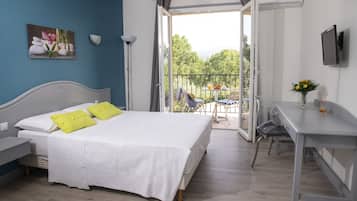 Quadruple Room | Desk, soundproofing, rollaway beds, free WiFi