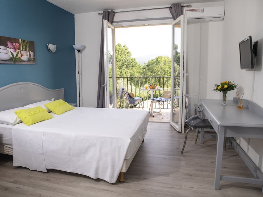 Vierpersoonskamer | Een bureau, geluiddichte muren, extra bedden, gratis wifi