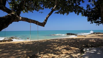 En la playa, toallas de playa y bar en la playa 