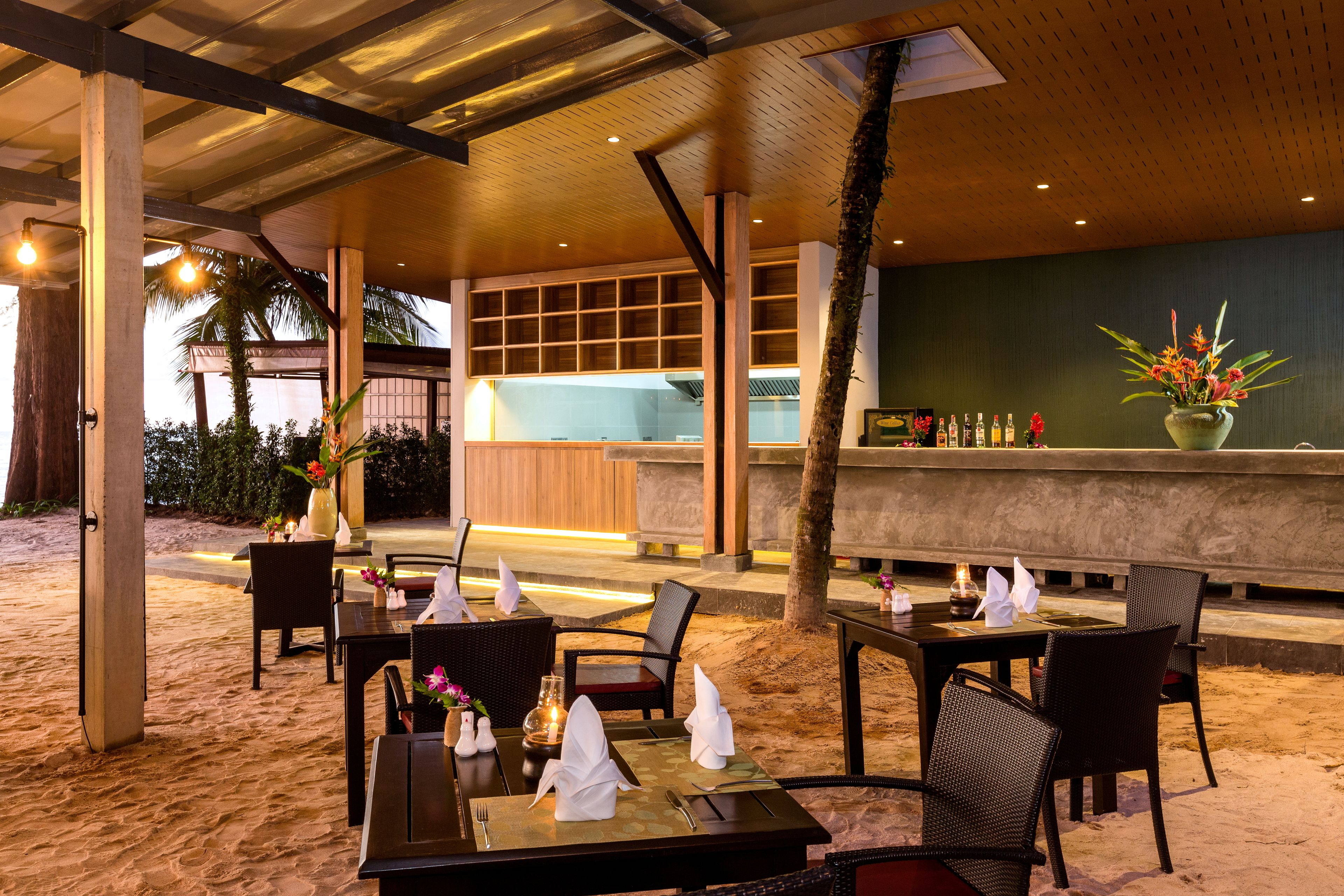 2 restaurants, breakfast, lunch, dinner served; international cuisine