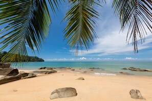 在海滩、沙滩毛巾、海滩按摩、排球