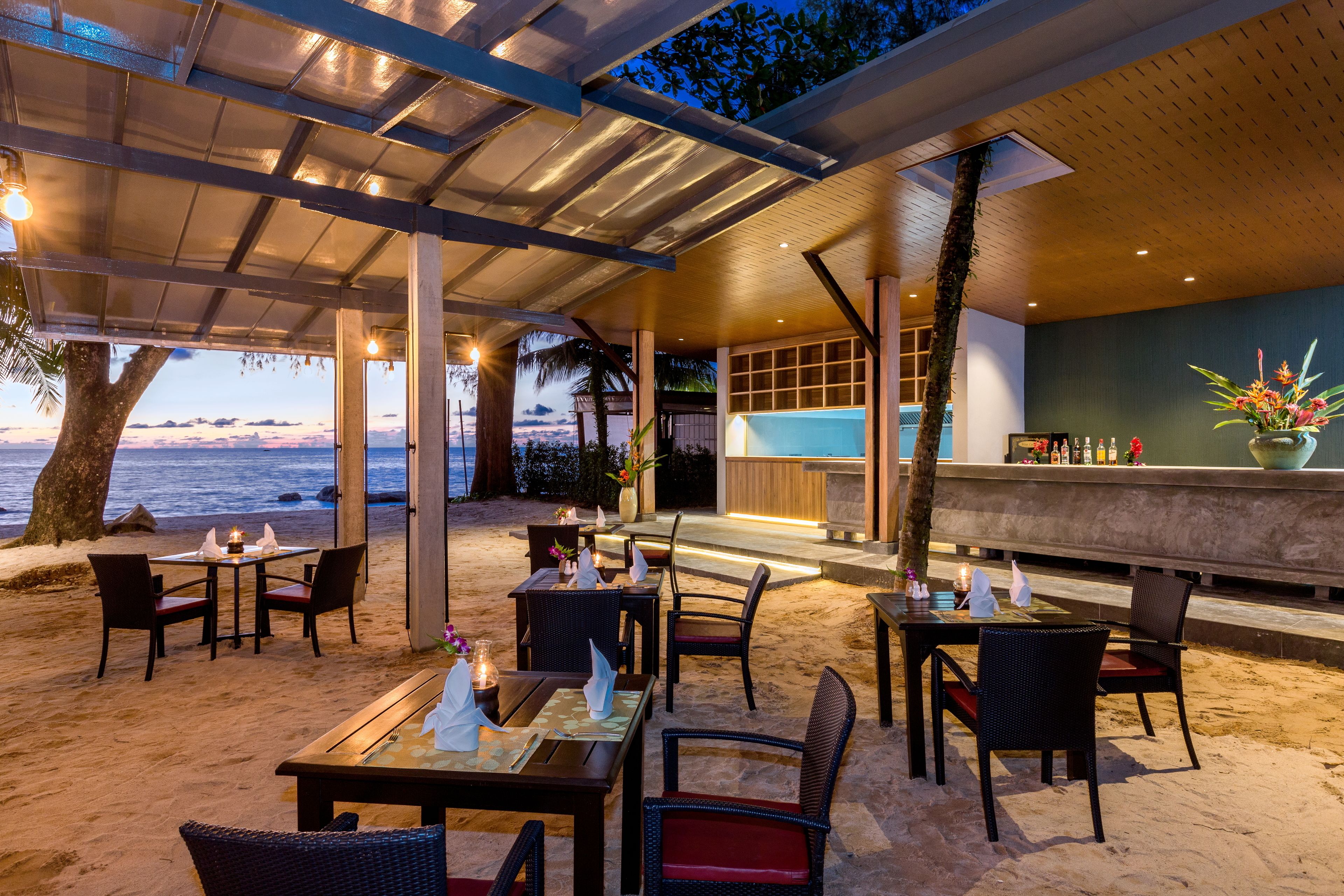 2 restaurants, breakfast, lunch, dinner served; international cuisine 