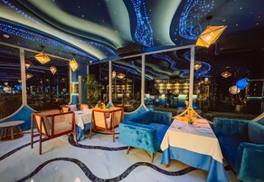 3 restaurantes, se sirve desayuno 