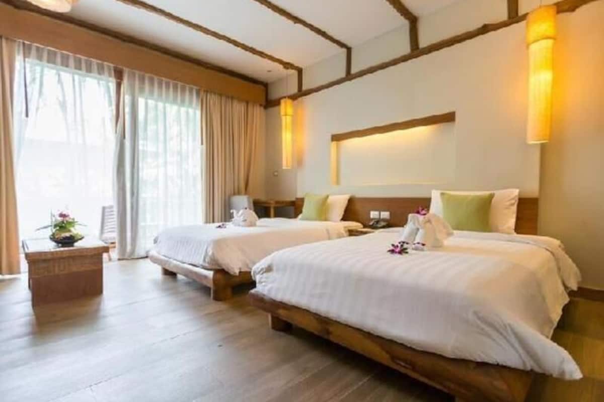 Minibar, in-room safe, desk, free cribs/infant beds