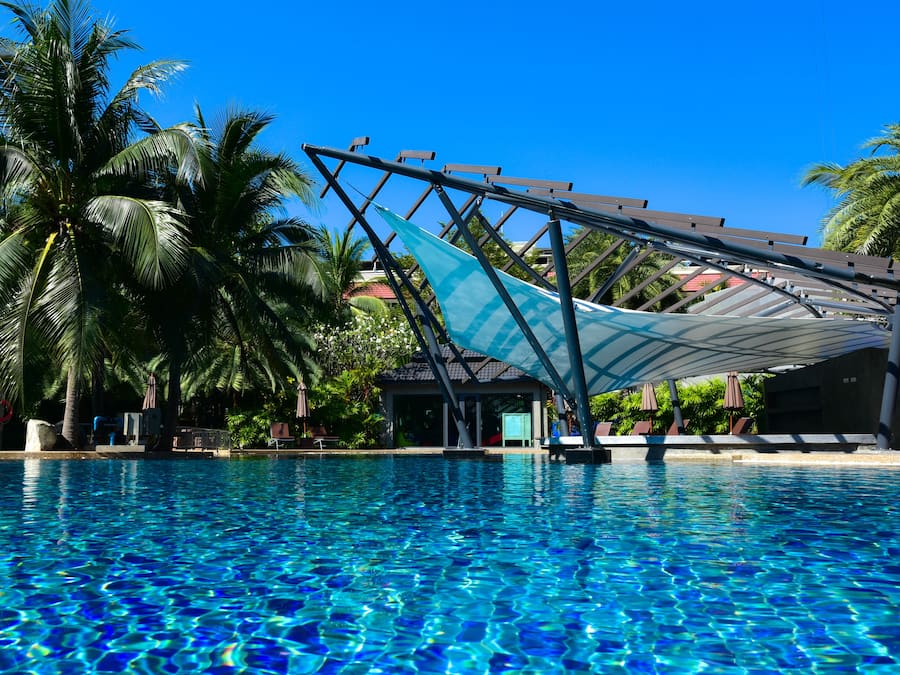 Piscina externa, guarda-sóis, espreguiçadeiras