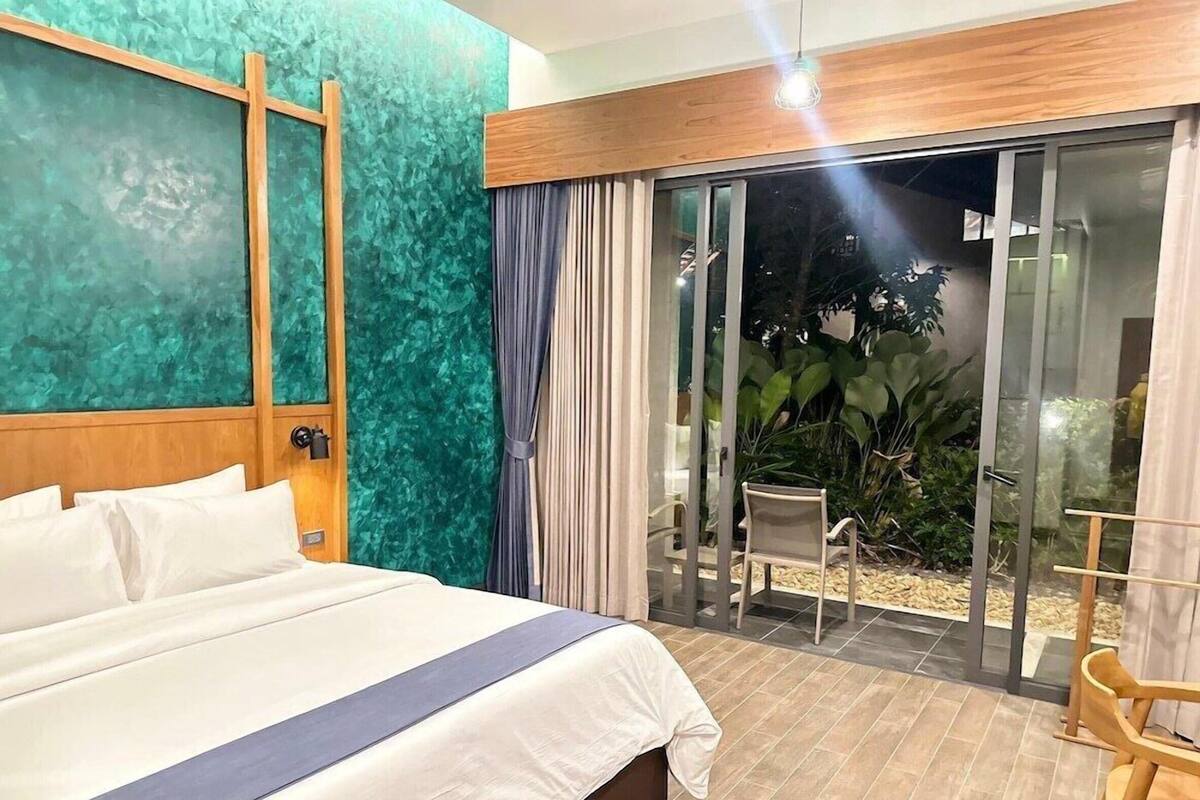 Kaliteli yatak takımı, minibar, odada kasa, güneşlik/perde 