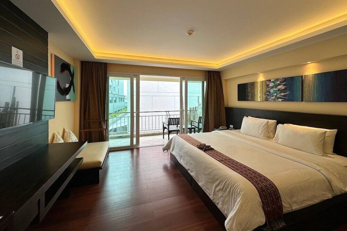 Kaliteli yatak takımı, minibar, odada kasa, güneşlik/perde 