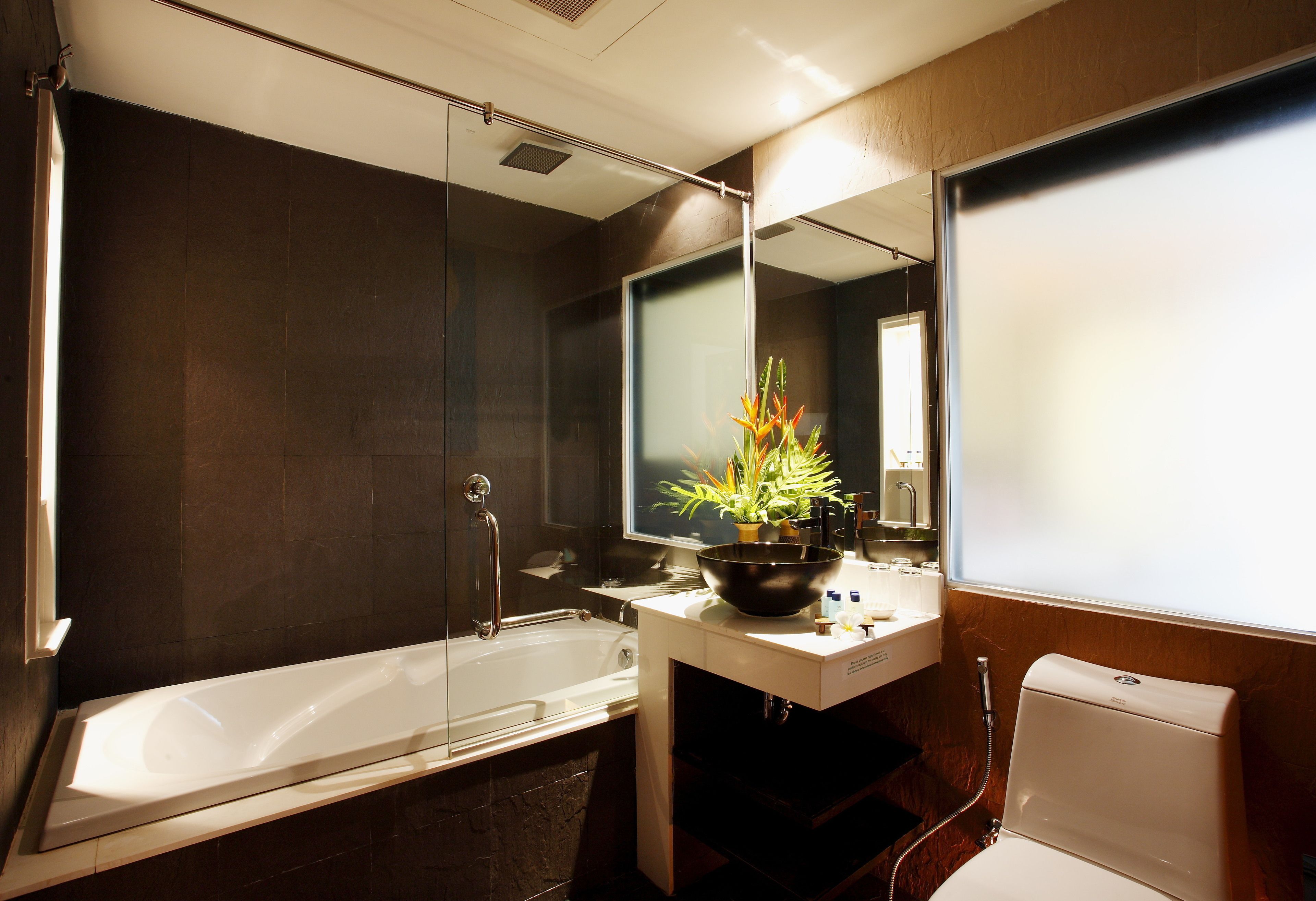 deluxe garden view twin | bathroom | combined shower/bathtub, deep-soaking bathtub, designer toiletries