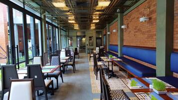 Breakfast, lunch, dinner served; Thai cuisine