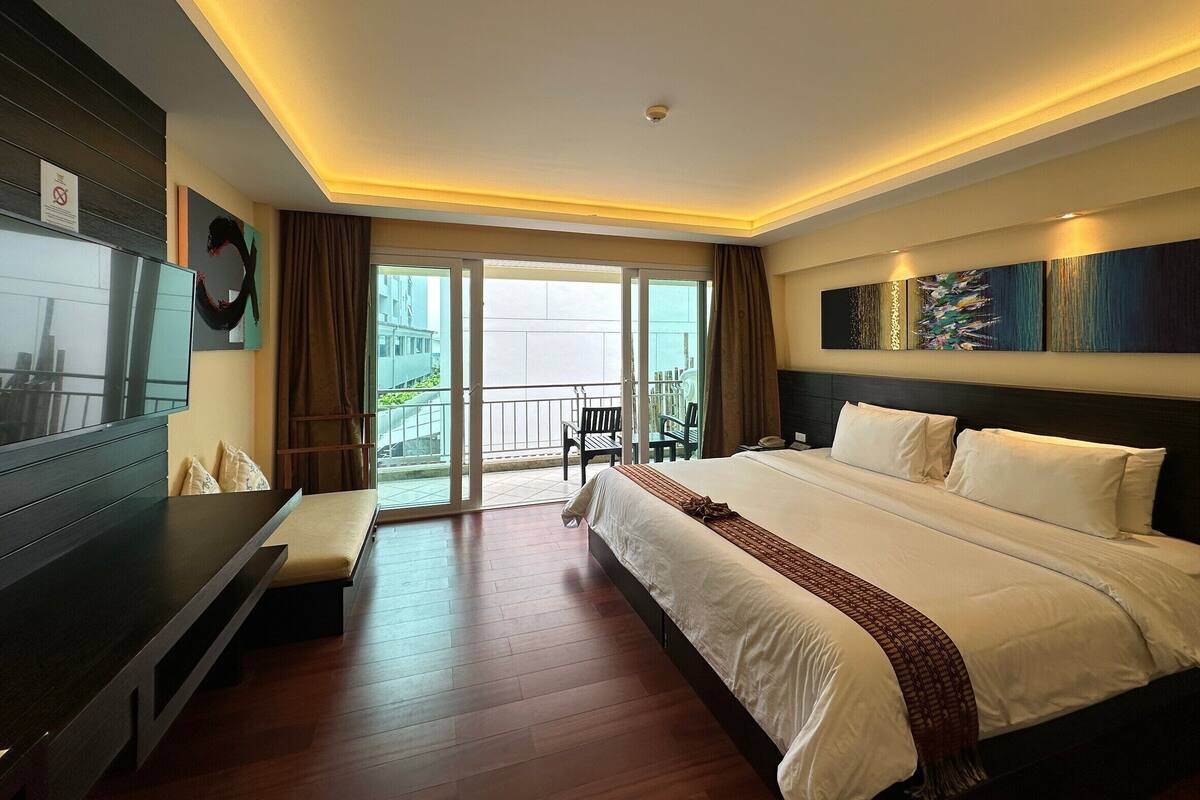 Deluxe Building View Double | Kaliteli yatak takımı, minibar, odada kasa, güneşlik/perde 