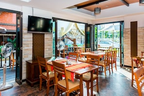 Breakfast, lunch, dinner served; Thai cuisine