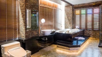Nipa Grand Suite Room | Badrum | Badkar/dusch, regndusch, gratis toalettartiklar och hårtork